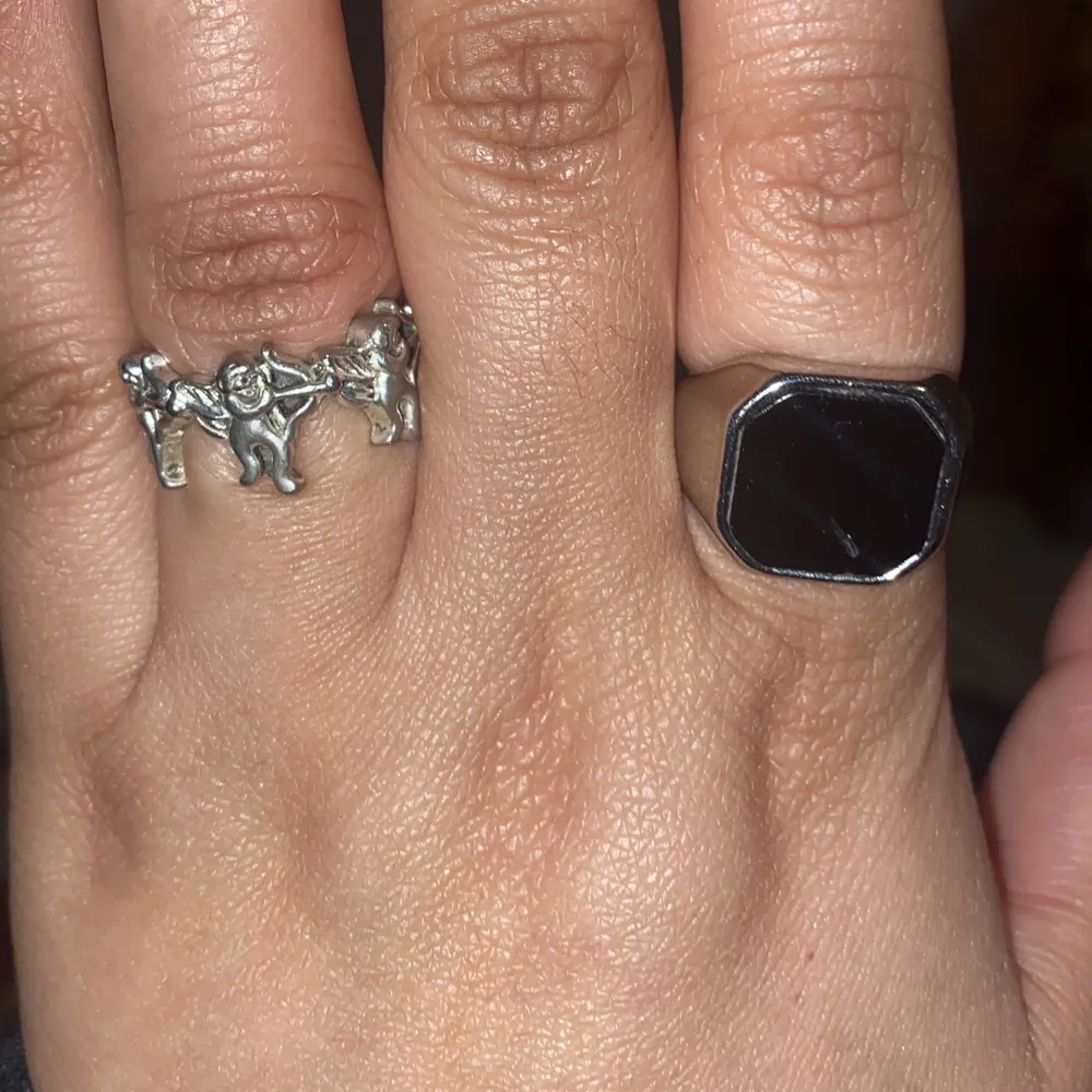 säljer båda. Båda är äkta silver, och köpta från en secondhand  affär. Ängel ringen är tyvärr såld. Accessoarer.