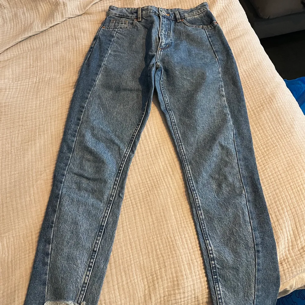 Two tone jeans från Monki, assymetrisk cut vid anklarna. Använd fåtal gånger. Köparen står för frakt 📦 Skick: 9/10. Jeans & Byxor.