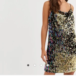 Flerfärgad paljettklänning  - Superfin paljettklänning med tunna band. Lite oversize rak passform. Aldrig använd. Storlek 40.