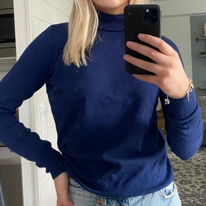 Blå polotröja - Skitsnygg blå polotröja som jag aldrig använt, väldigt skön och inte tight