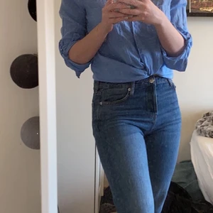 Blåa Jeans från mango storlek S/ eur 36 - Säljer supersnygga jeans från mango!💜 Köpta för ett år sedan men har används endast ett fåtal gånger. Sköna och sitter superfint över rumpan och benen. Säljer pga ja har för många jeans just nu. Kan skicka flera bilder vid intresse!💜 (FRAKT INGÅR)!💜