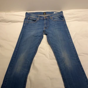 Lee Jeans - Ett par jeans från Lee som tyvärr blivit för små för mig. Bra begagnat skick. 