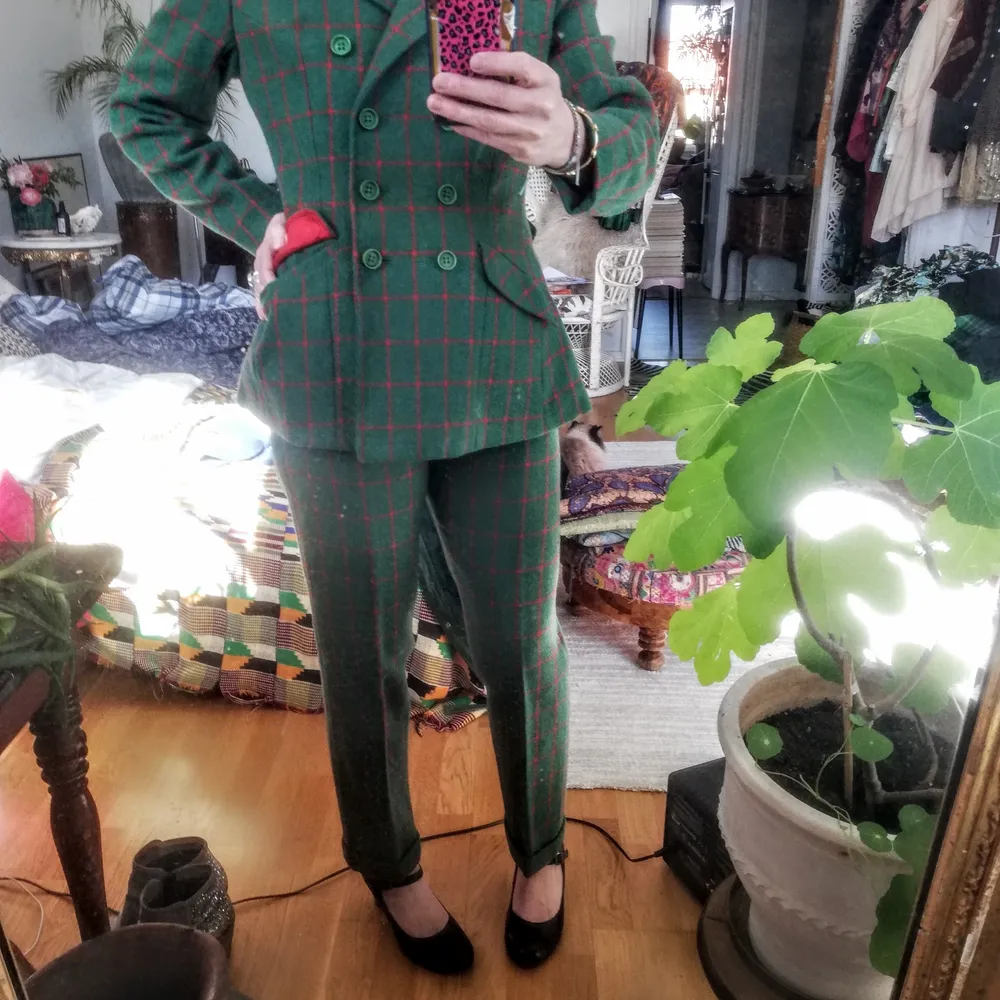Svensk design, grön yllekostym, mycket fint skick, rött foder. Kostymer.