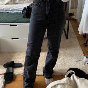 Jättefina jeans från Zara i en populär modell, sparsamt använda 😊💗