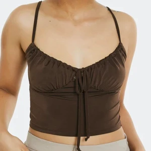 Brunt linne från bikbok  - Brunt linne från bikbok i mjukt material, använd 1 gång och säljer pga att jag inte kommer använda den mer. Nypris 179kr💕💕