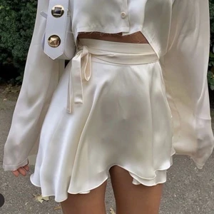 Satinkjol - Jättefin krämvit satinkjol till sommaren💕helt ny med lapp kvar, säljer då jag råkade beställa fel storlek🤍🤍  