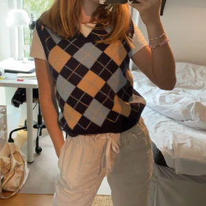 Väst  - Säljer denna jättefina väst som är väldigt ny och är i jättebra skick. För fler frågor eller bilder kontakta 💗🥰