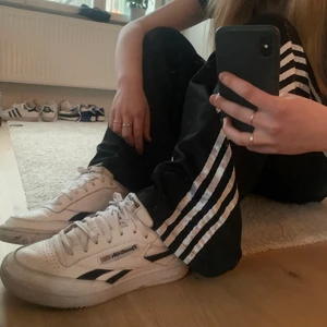 Reebok Skor - Reebok skor använda under förra sommarn ett fåtal gånger! Nästan helt i nyskick bortsett från lite smuts på sulan, skickar fler bilder vid intresse! Pris kan diskuteras! 