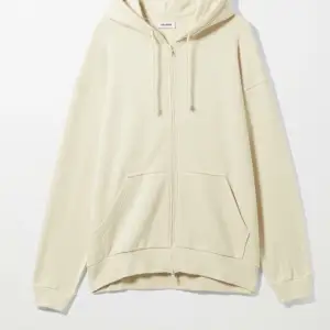 En oversized ljusbeige zip hoodie. Storlek S.