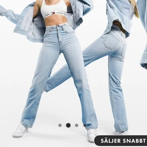 Raka jeans! - Säljer dessa helt slutsålda jeans från ASOS. De är raka och mid Rise. Skitsnygga! De är i storlek w25 L32, passar en xs. De är aldrig använda och lapparna är till och med kvar. Nypris är 439 kr. Säljer för 320 kr+frakt 🥰
