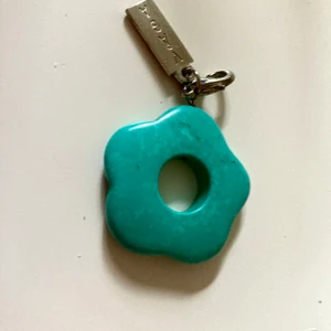 Hänge  - Hönge från våga .  Storlek längd 9cm bredd 3.5 cm . Somrigt 