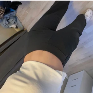 super fina kostymbyxor  - säljer dessa super fina kostymbyxor från bikbok då de inte kommer till användning! dock såå fina & sitter såå bra, de är uppsydda men går att sprätta upp & kan göras innan jag skickar iväg de!🥰🥰🥰