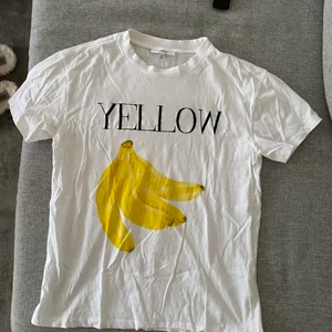 GANNI T-SHIRT yellow. - Använd 1-2 gånger. Storlek L men är vanligtvis en S då jag velat haft den större, skulle säga att den är som en M. 200 kr + frakt eller högst bud vid stort intresse☀️