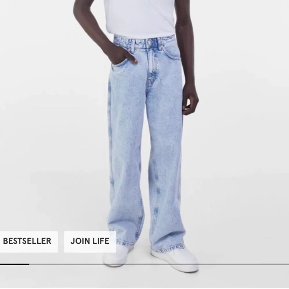 Baggy Jeans från Bershka, köpta April 2021. Ej använda, säljer pga att de var lite för korta för mig som är 178cm, med storlek 28-29 på byxor (men de satt fine i midja).                                                Köparen står för frakten💚. Jeans & Byxor.
