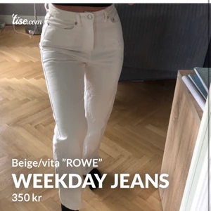 Weekday jeans i modellen ”rowe” - Weekday jeans i modellen ”ROWE” Strl. W27 L30  Använda 1 gång mycket sparsamt så dem är helt nya i princip. Beige/vita i färgen.