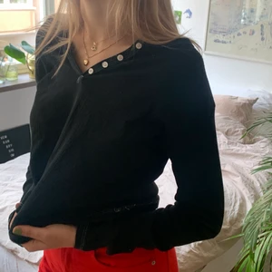 Långärmad tröja från Brandy Melville - Säljer denna svarta långärmade tröjan från Brandy Melville. Sitter skitsnyggt både vanligt och lite off shoulder. Sparsamt använd och i fint skick. Storlek One size som alla brandys kläder. 