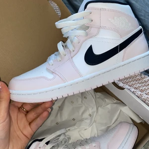 Jordan Mid 1 - Äkta köpta på Footlocker och aldrig använda! I storlek 41 (små i storleken)💞 finns kvitto och originalbox som medföljer 💞  Högsta bud 1200+ frakt