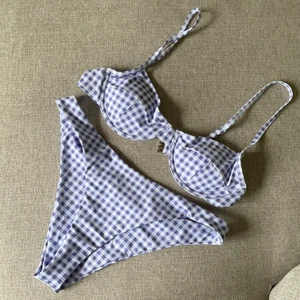 Rutig bikini - Rutig lila bikini. Aldrig använd, säljer pga alldeles för stor för mig.