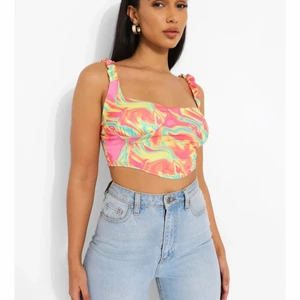 Boohoo mönstrad korsett - Oanvänd med prislapp och orginalförpackning kvar, storlek 38. Superfin topp men tyvärr för liten. 95% polyester 5% elestan.