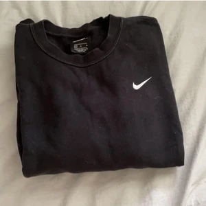 Nike crewneck - Lägger ut den här tröjan igen då förra köparen va oseriös. Den är i toppenskick och knappt använd 