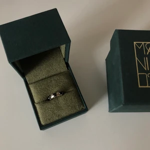 Earcuff från Maria Nilsdotter - Så fin silvrig earcuff från Maria Nilsdotter med svarta stenar! Knappt använd (påse och ask finns kvar). Går att justera storlek. Köpt för 1295kr. Kan mötas upp i Stockholm