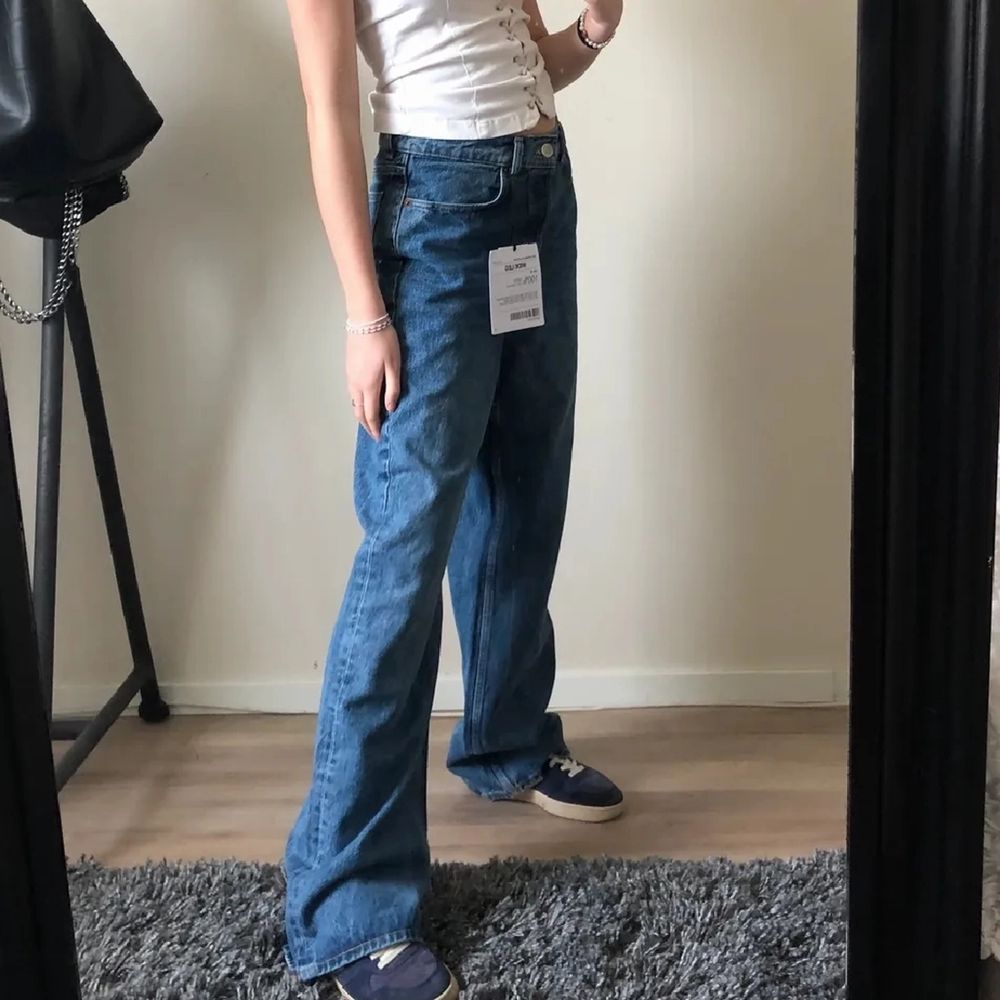 Jättefina lågmidjade jeans från Zara, dem är wide leg! Helt oanvända med prislapp kvar. Inte helt säkert att jag säljer men buda gärna i kommentarerna❤Sitter lågmidjat och lite baggy på mig som är bär en 36 i vanliga fall💕☺️ BUDA I KOMMENTARERNA. Jeans & Byxor.