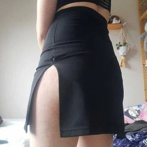 Pennskirt - Pennskirt i storlek 34/36. Litet hål som på bild, enkelt att sy ihop men säljer därför för bara 15kr.