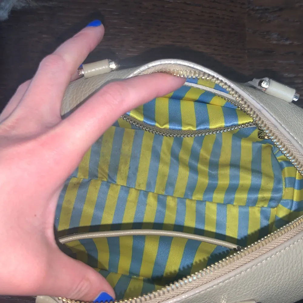 Supersuper fin väska köpt i Italien 2 år sedan för ca 3500-4000kr. Jättebra skick! Kan skicka mer bilder på detalj om det önskas:) finns även ett längre band som såklart medföljs vid köp. KOM GÄRNA MED EGNA BUD. Laukut & Käsilaukut.