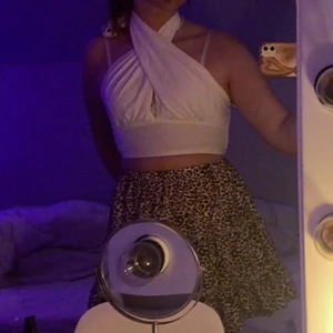 Linne - Säljer detta superfina linne man kan knyta lite som man vill, säljer eftersom att jag har flera. Storlek m men skulle säga att det passar från storlek s-xl då de är ett snöre man knyter själv där bak, halvt öppen i ryggen. Säljer för 150kr+frakt🤍