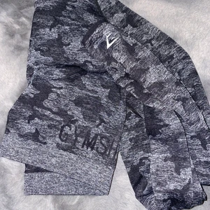 Gymshark - Super fin crop top från gymshark som endast är använda ett fåtal gånger. Jag gjorde en garderobsränsning och insåg att det är bättre att någon annan för användning för den! Den är slutsåld på hemsidan! Ny pris 500kr