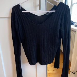 Svart tröja - Svart tröja i storlek xs. Djup i ryggen.