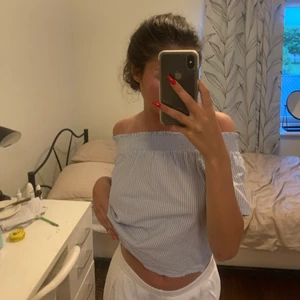 Randig off shoulder strl 36 - Blåvit off shoulder från Gina tricot med randigt tema, 70kr, storlek 36, knappt använd