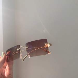Väldigt fina retro solglasögon med brunt glas och guldig ram💞💞Aldrig använda och kommer med fodral