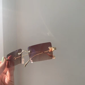 Solglasögon  - Väldigt fina retro solglasögon med brunt glas och guldig ram💞💞Aldrig använda och kommer med fodral