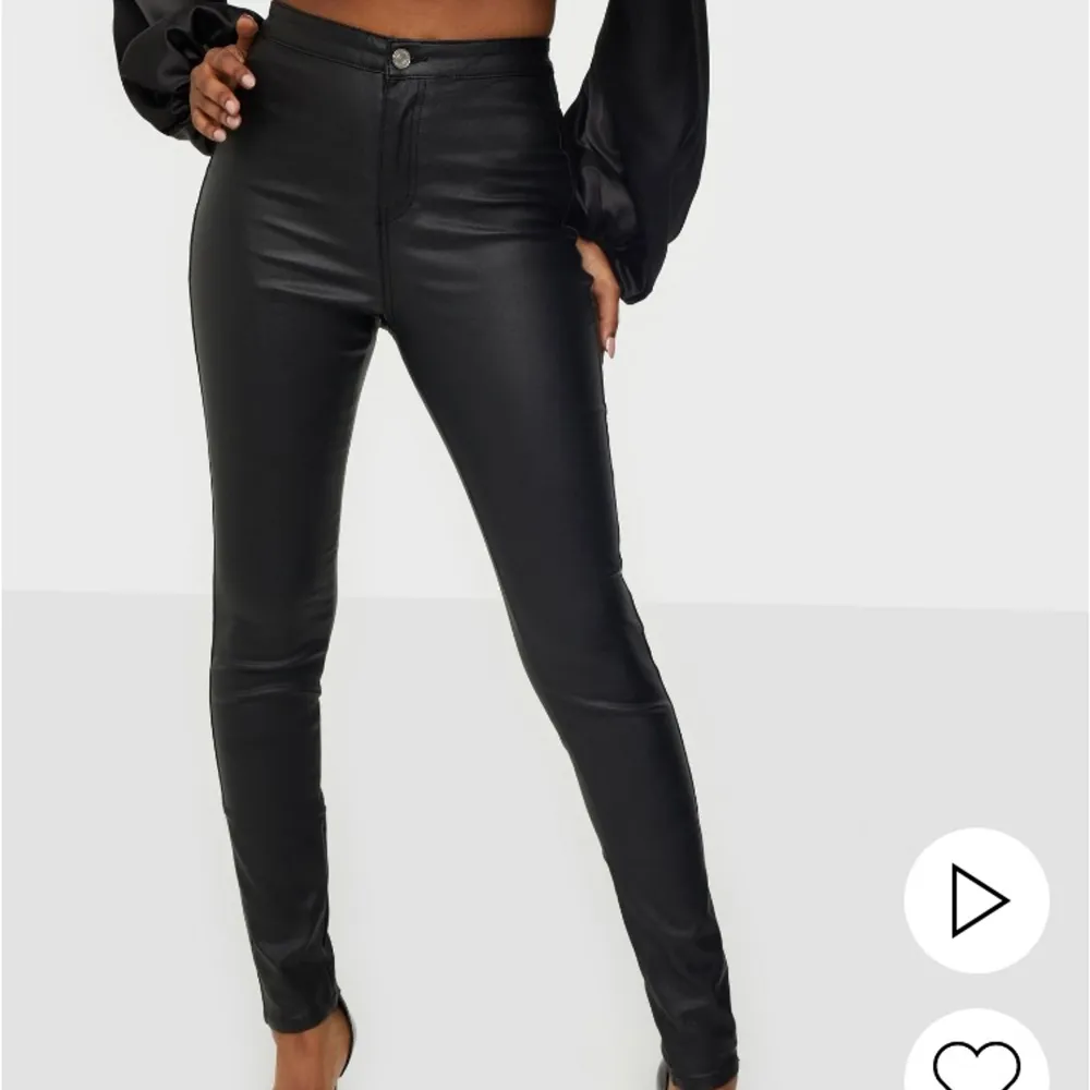 Missguided skinnbyxor i storlek 36. Använda en kväll. Säljes pga lite för stora för mig i midjan tyvärr :(. Jeans & Byxor.