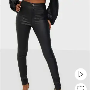 Missguided skinnbyxor i storlek 36. Använda en kväll. Säljes pga lite för stora för mig i midjan tyvärr :(