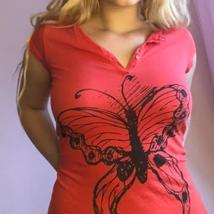 Orange tröja med tjärils tryck - Orange tröja med tjärils-tryck och knappar längst upp☺️ sist bilden visar hur lång den är