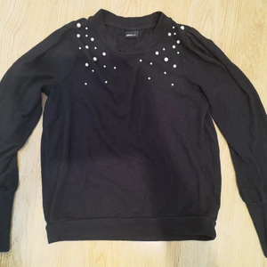 Tröja med pärlor - Säljer denna tröja med pärlor från ginatricot då den inte kommer till användning nå mer. Den är använd men fortfarande fint skick. Inga pärlor har ramlat av. Den är storlek S. 💗