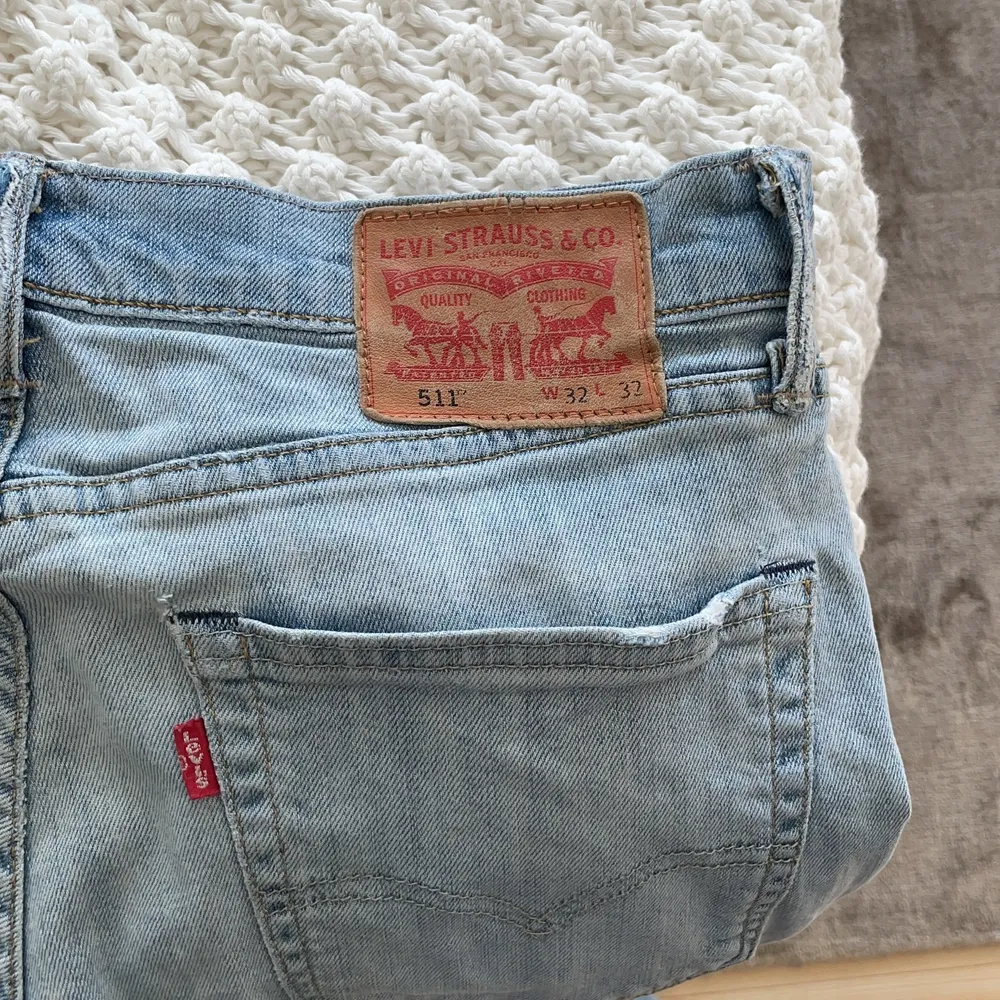 Lågmidjade Levis jeans! Skitsnygga på men det är 2 hål i rumpan på de, kan skicka bild på de vid förfrågan. De är aldrig använda av mig, men köpt secondhand. Säljer nu eller så skickar jag tillbaka de, tänkt göra det nu i helgen. Strl 32, 32, och jag är 160 cm och brukar ha XS. Jeans & Byxor.