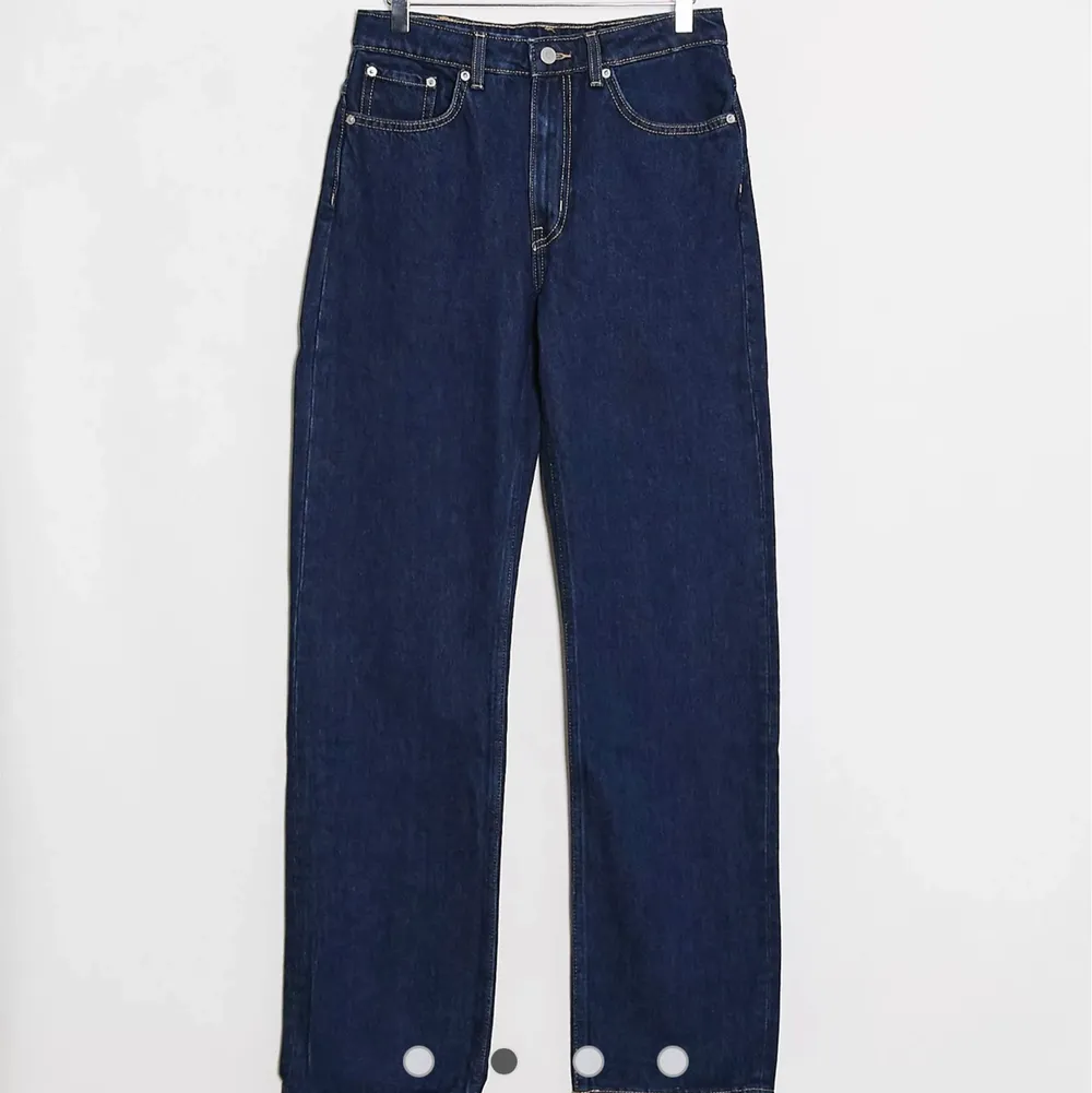 Mörkblå voyage jeans, färgen ”rinse”. Storleken är egentligen 28/30, men har sytt in dessa så de är lite mer mot en 27:a i midjan eller en liten 28:a i alla fall! Säljer dessa då de är för stora för mig! Frakt tillkommer!💜 . Jeans & Byxor.