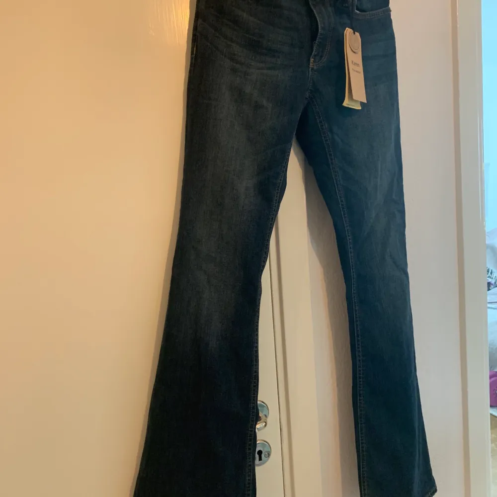 Säljer mina helt oanvända bootcut jeans från Lindex, de är midrise så relativt lågmidjade. Säljer då det är för långa på mig som är 1,58. De är i storlek 36, nypris 400kr. Frakt ingår ej<3. Jeans & Byxor.