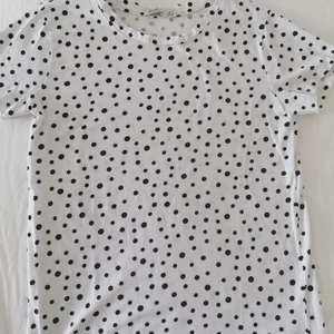 Stradivarius T-shirt - Stradivsrius T-shirt with dots. Worn slightly. Cotton.