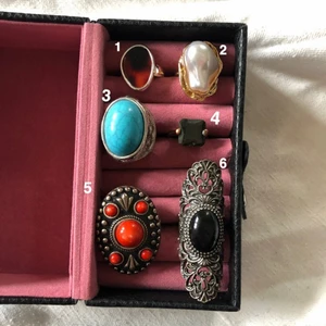 Ringar - Unika vintage ringar!! 🧚🏻‍♂️1,2,4: 30kr st. 🧚🏻‍♂️ 3,5: 60kr st🧚🏻‍♂️ 6: 70kr🧚🏻‍♂️ eller högsta bud! (Budgivning sker privat för individuella ringar). Frakt betalar köparen. OBS: 1,2,3 såld.