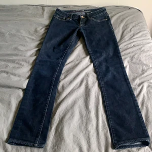 Lågmidjade guess jeans - Lågmidjade jeans från guess i storlek 25, i bra skick💕