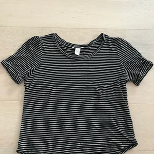 H&M t-shirt 🖤 - T-shirt är från H&M och är i perfekt skick trots att den är några år gammal. T-shirten är svart/vit och randig. Den är väldigt mjuk och bekväm att ha på sig. Obs. fraktkostnaden kan vara fel 🖤