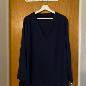 Blå blus  - Använd fåtal gånger, klippt bort vart den är ifrån.