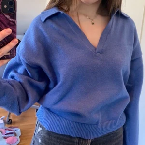 Blå stickad tröja  - Säljer denna blåa stickad tröja som jag använt en gång. Storlek M men sitter som en S skulle jag vilja säga