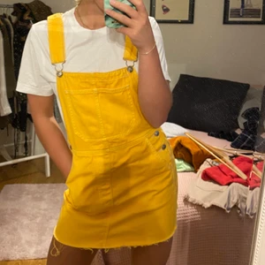 Gul hängselklänning - Jääättefin gul hängselklänning från Bershka. Storlek S. Mycket bra skick. #hängselklänning #bershka