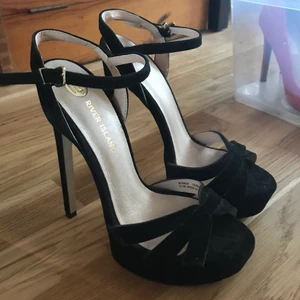 River island - Fina klackskor i nyskick, endast använda vid 1 tillfälle, köpta för några år sedan. Storlek 38. 