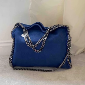 Stella mccartney väska - Finaste blå färgen, säljer eftersom jag har en likadan grå som jag använder mest💞💞💞💞 modellen fold over small. Köpt i England. Endast bild på kvitto därav låga priset